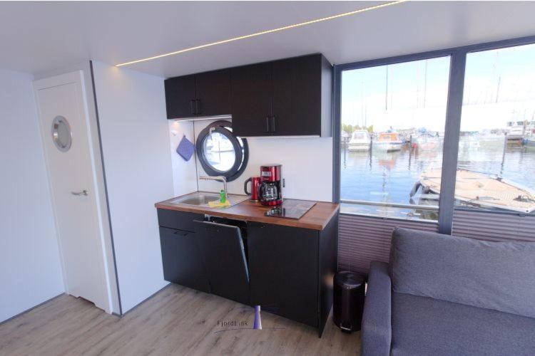 Botel Hausboot Fjord Aries Mit Dachterrasse In